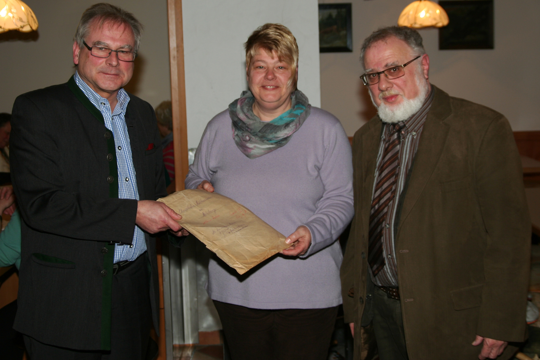 Das Bild zeigt von links: Heimat- u. Archivpfleger Reinhard Fuchs, Frauenvereinsvorsitzende Martina Herringer und Pfarrer Gottfried Werndle